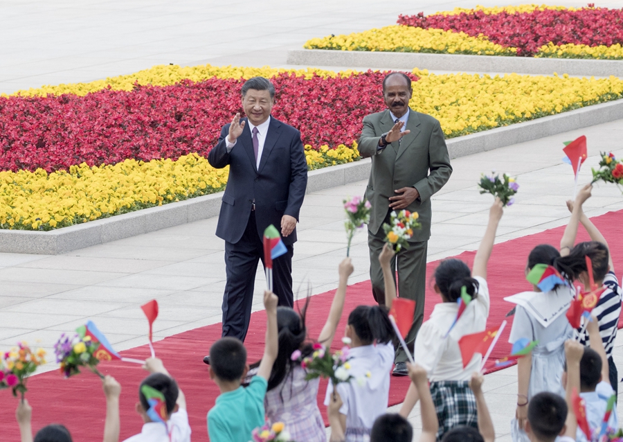 　　5月15日下午，国家主席习近平在北京人民大会堂同来华进行国事访问的厄立特里亚总统伊萨亚斯举行会谈。这是会谈前，习近平在人民大会堂东门外广场为伊萨亚斯举行欢迎仪式。新华社记者 王晔 摄