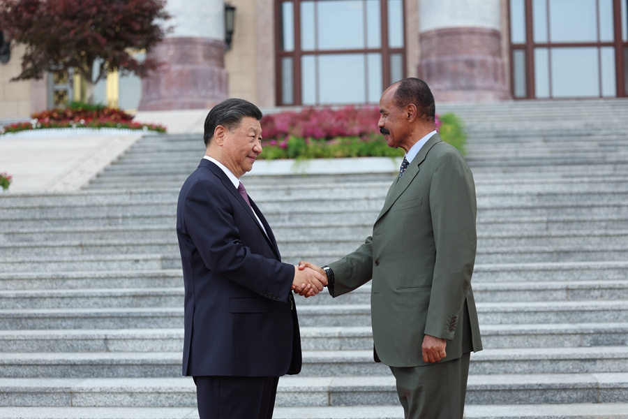 　　5月15日下午，国家主席习近平在北京人民大会堂同来华进行国事访问的厄立特里亚总统伊萨亚斯举行会谈。这是会谈前，习近平在人民大会堂东门外广场为伊萨亚斯举行欢迎仪式。新华社记者 鞠鹏 摄