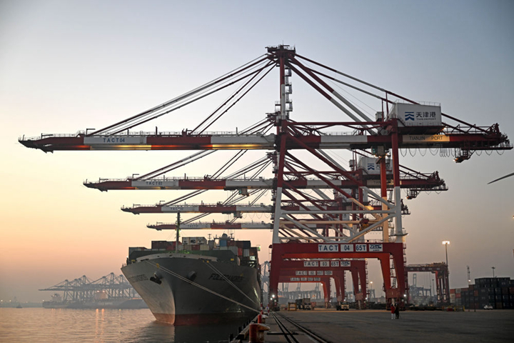一艘货轮靠泊在天津港联盟国际集装箱码头进行装卸作业（2023年1月1日摄）。新华社记者 赵子硕 摄