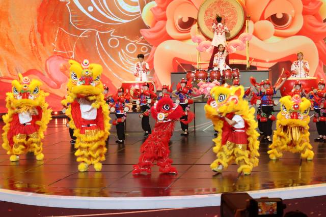 在央视舞台上，林熙悦扮成红色“小狮子”向观众呈现揭阳舞狮文化。潘咏雪 供图