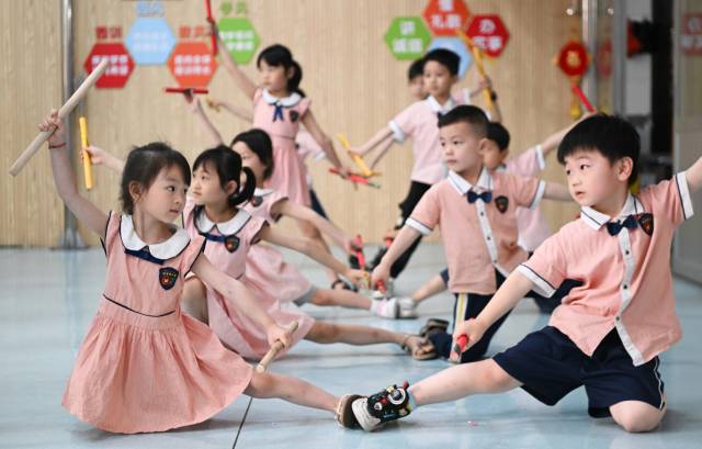 5月29日，在汕头市贵屿镇北林保婴幼儿园，庄恩琪（前左）在练习跳英歌舞。新华社发