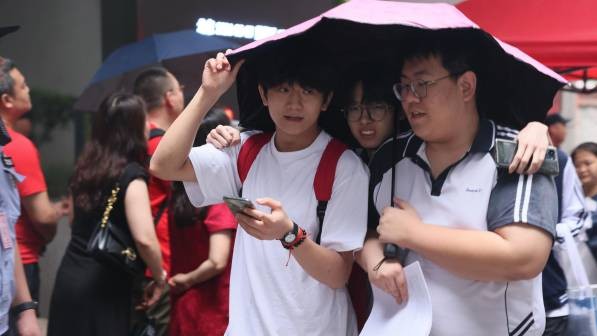 今年考得难不难？高考首日，听听出场的考生谈感受
