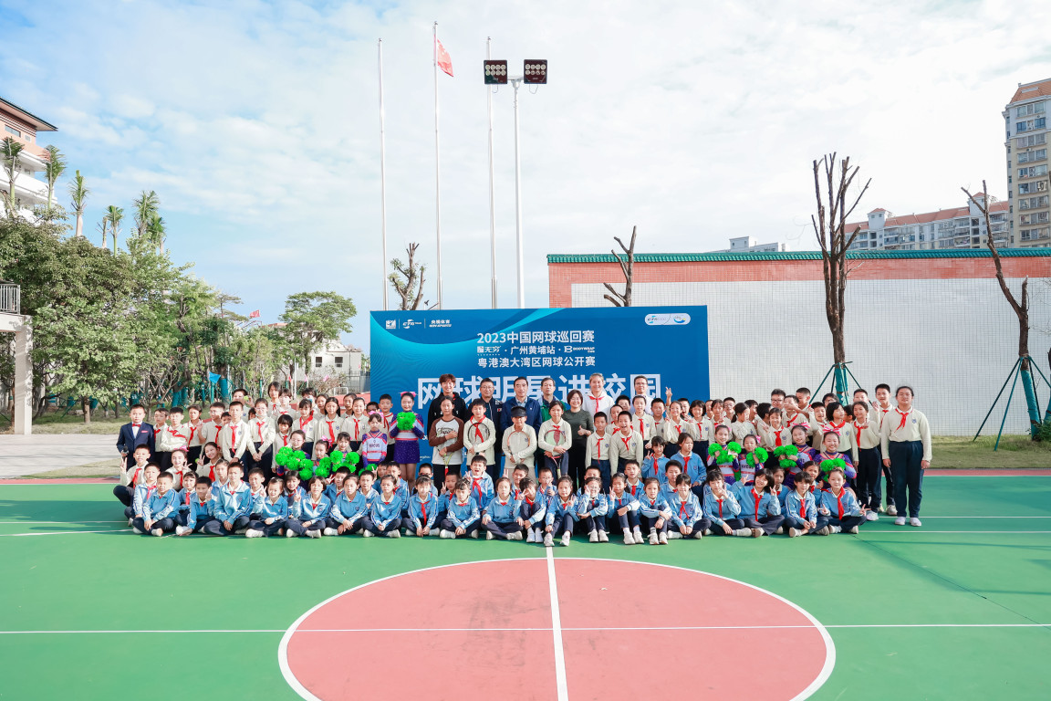 黄碧莹和中国网球运动员王美玲（后排中间白衣者）参加“网球明星进校园”活动，图片由受访者提供