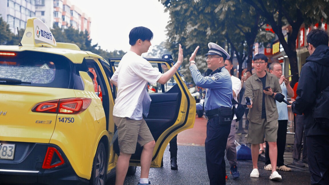 暖心送考｜考生打车“遇堵”，铁骑接力送考！广州交警全力护航“平安高考”