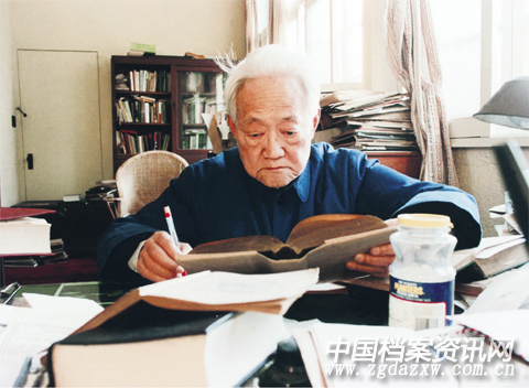 巴金写作中 陆正伟 摄