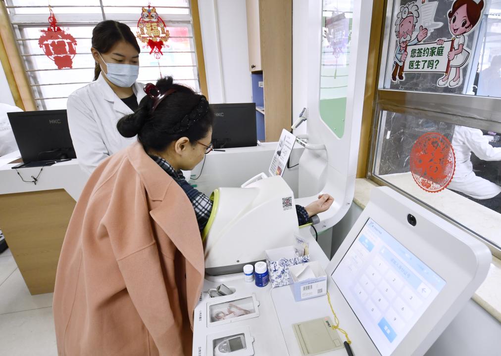 一名居民在北京市朝阳区安贞社区卫生服务中心进行家庭医生签约体检。新华社记者 李欣 摄
