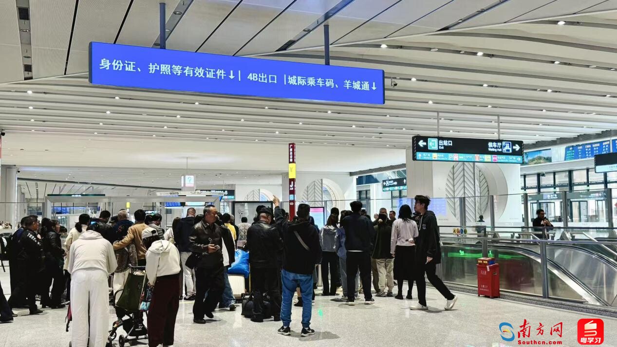 从城际广州白云站出闸的旅客可以从J口直接进入地铁广州白云站。周红豆/摄