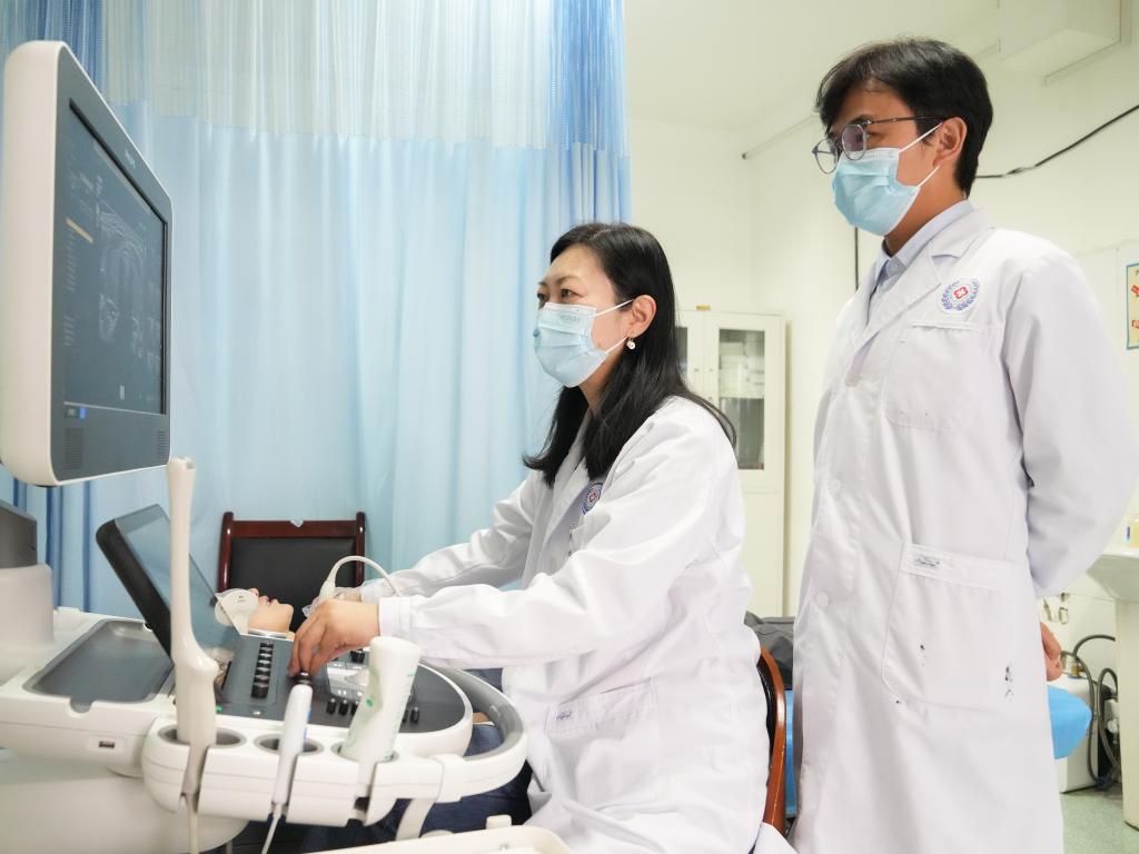 在西藏自治区人民医院医生在为患者进行超声检查。新华社记者 丁汀 摄