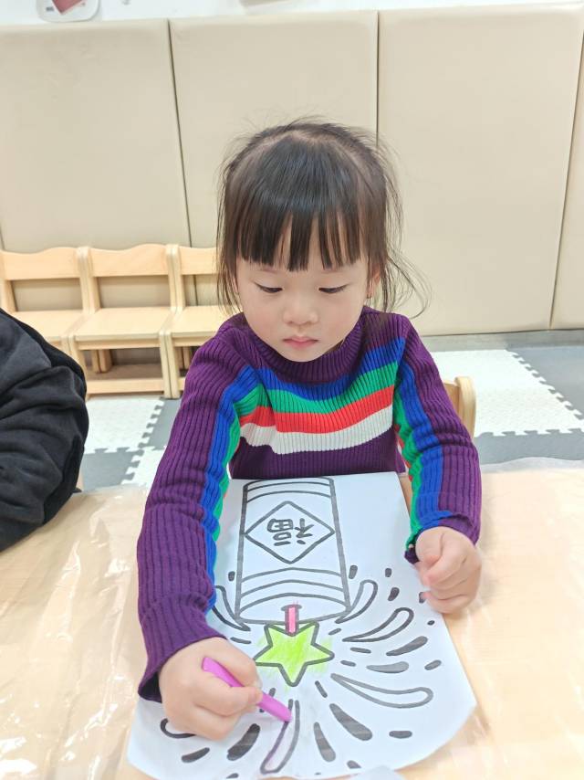 厦村社区托育点孩子们在画画。&nbsp;