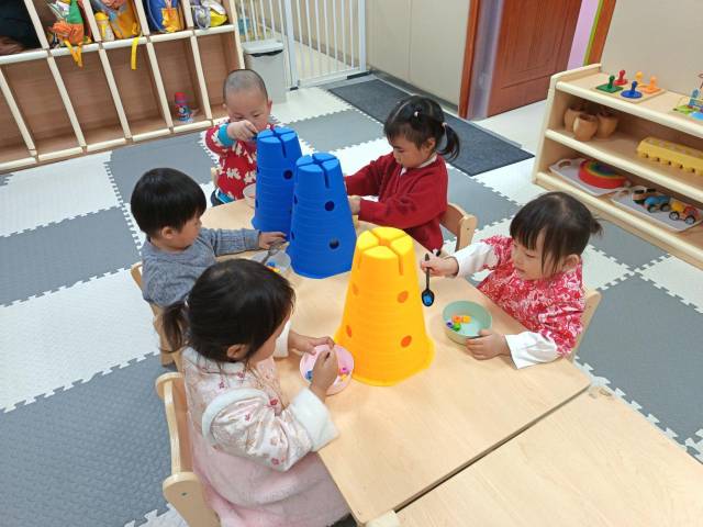 厦村社区托育点孩子们在玩耍。&nbsp;