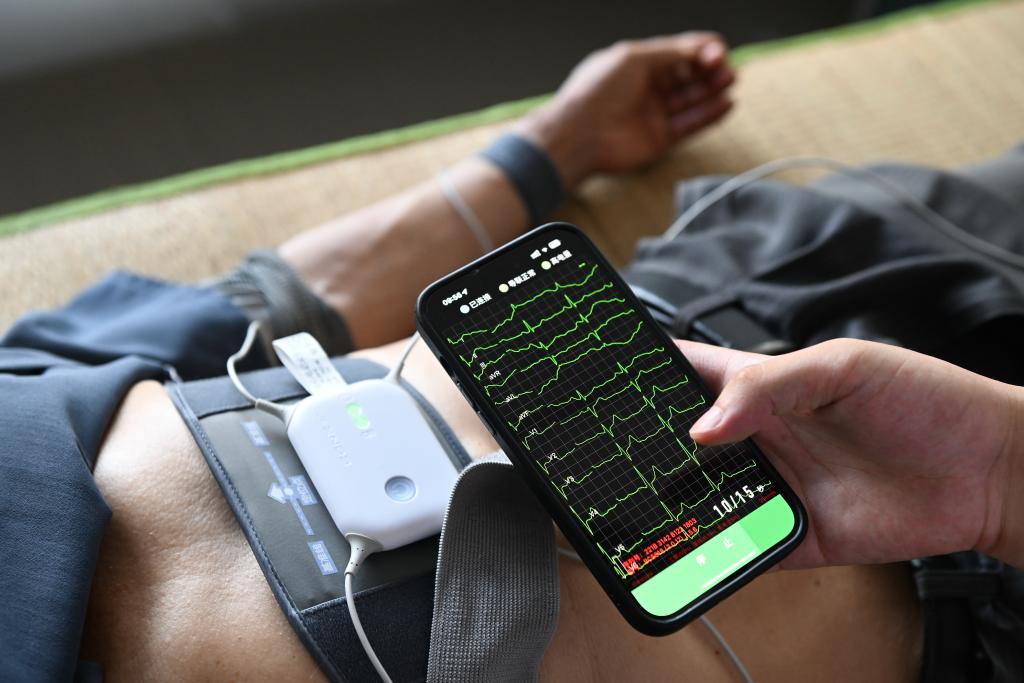 在江苏省海安市曲塘镇刘圩村卫生室，医生为村民进行心电图检查。新华社记者 季春鹏 摄