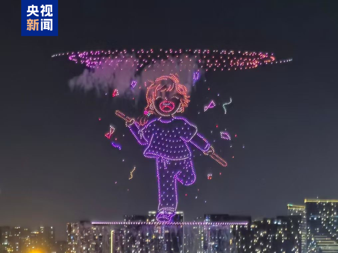 △汕头2025大型烟花晚会，5000只无人机组成的小恩琪卡通形象点燃开幕式。
