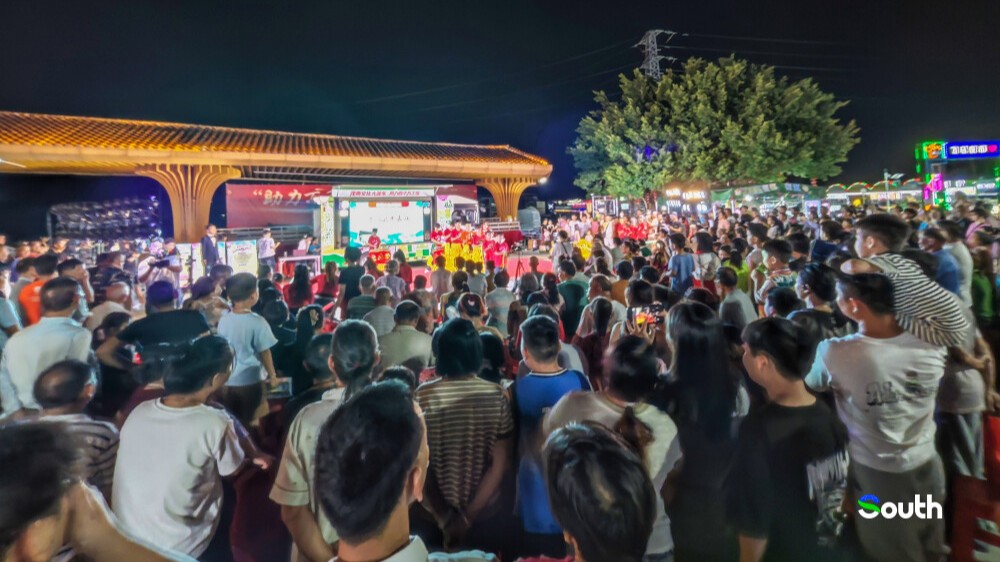 Maoming Maonan's "Cultural Caravan" enters villages, lighting up new night life