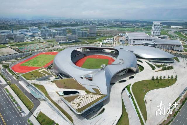 汕头体育中心。 南方+ 杨立轩 拍摄