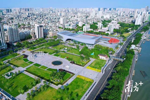 汕头从昔日的海滨小城发展成为开放繁荣的现代化滨海城市。 南方+ 杨立轩 拍摄