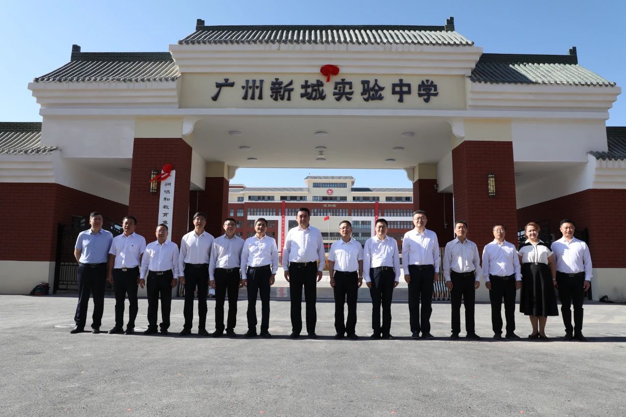 在新疆的喀什，在一所著名的广东学校学习！广