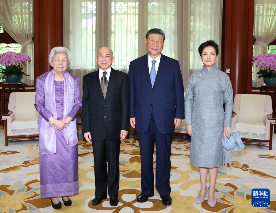 　　8月26日上午，国家主席习近平和夫人彭丽媛在北京中南海亲切会见柬埔寨国王西哈莫尼和太后莫尼列。新华社记者 黄敬文 摄