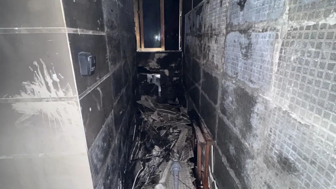 揭阳一小区烧纸引发楼梯间火灾，这条“生命通道”必须打通！