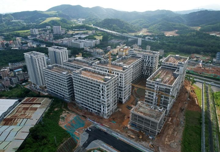 中建三局承建的深圳龙岗区国际低碳城坪西片区（2025年5月13日摄）。新华社发