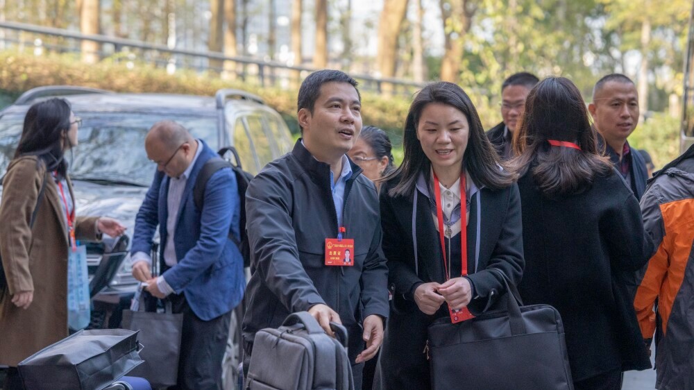 Delegates, members of Guangdong "two sessions" arrive in Guangzhou