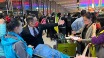 阔别三年,境内首个出境旅游团6日凌晨广州启程 阔别三年,境内首个出境旅游团6日凌晨广州启程