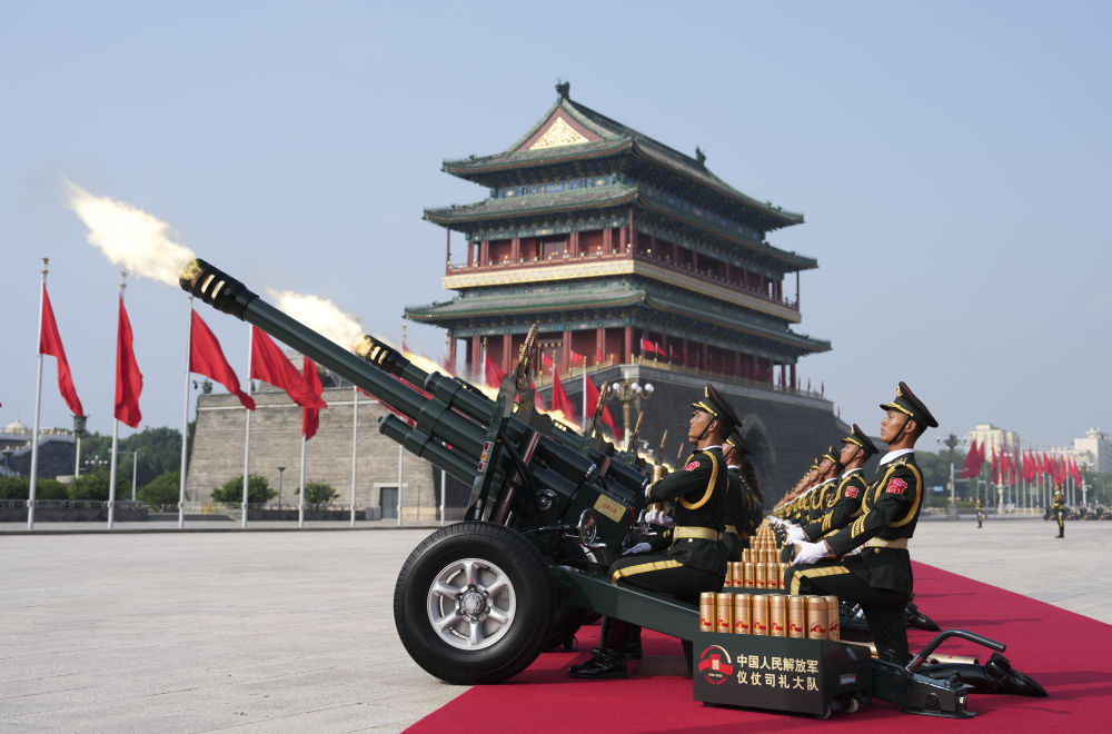 　　2025年9月3日，纪念中国人民抗日战争暨世界反法西斯战争胜利80周年大会在北京隆重举行。这是礼炮在天安门广场鸣响。新华社记者 牟宇 摄