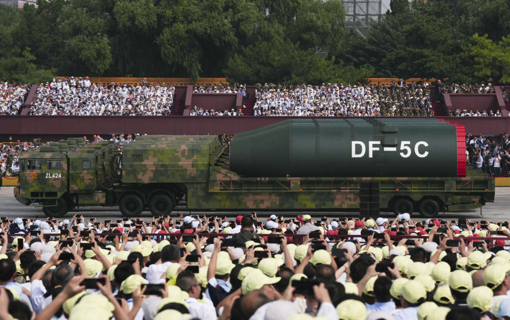 　　2025年9月3日，纪念中国人民抗日战争暨世界反法西斯战争胜利80周年大会在北京隆重举行。这是核导弹第二方队通过天安门广场。新华社记者 颜麟蕴 摄