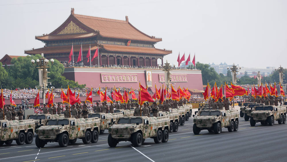 　　2025年9月3日，纪念中国人民抗日战争暨世界反法西斯战争胜利80周年大会在北京隆重举行。这是战旗方队接受检阅。新华社记者 王建华 摄