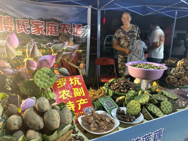 当地土特产集结亮相。