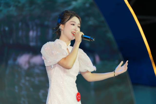 卢思羽倾情演唱《情牵丹霞》。