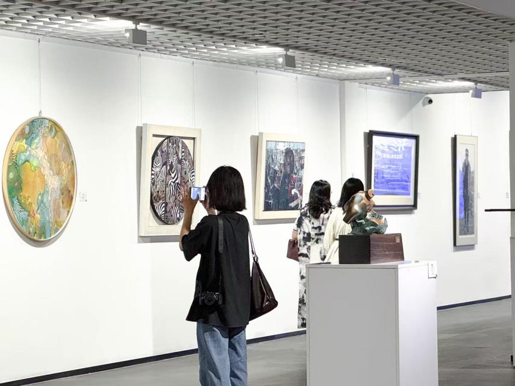 2025大湾区青年优秀美术作品联展在广州设计之都设计殿堂艺术中心举行。
