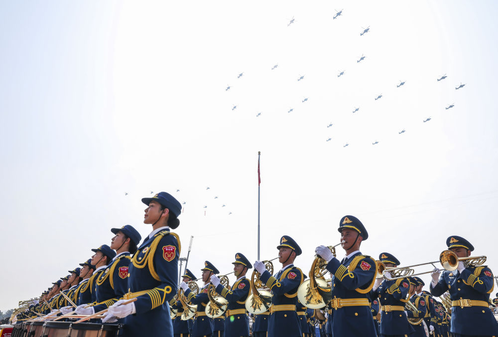 　　2025年9月3日，纪念中国人民抗日战争暨世界反法西斯战争胜利80周年大会在北京隆重举行。这是空中护旗梯队通过天安门广场。新华社记者 张玉薇 摄