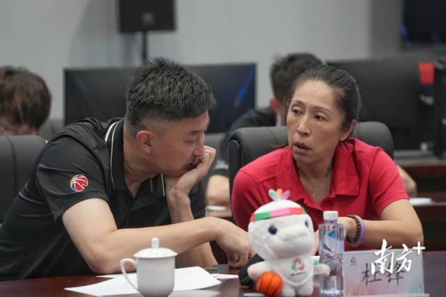 广东男篮主教练杜锋（左）和广东女篮主教练郑薇在抽签仪式上。出炉