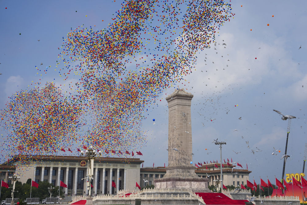 　　2025年9月3日，纪念中国人民抗日战争暨世界反法西斯战争胜利80周年大会在北京隆重举行。这是纪念大会现场放飞气球和鸽子。新华社记者 牟宇 摄