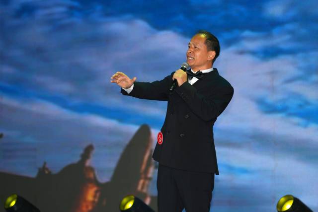 刘军演唱《鹰翔》。