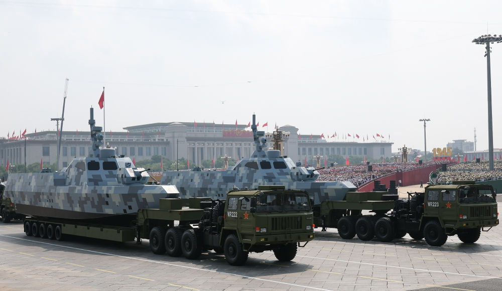 　　2025年9月3日，纪念中国人民抗日战争暨世界反法西斯战争胜利80周年大会在北京隆重举行。这是海上无人作战方队接受检阅。新华社记者 陈诚 摄