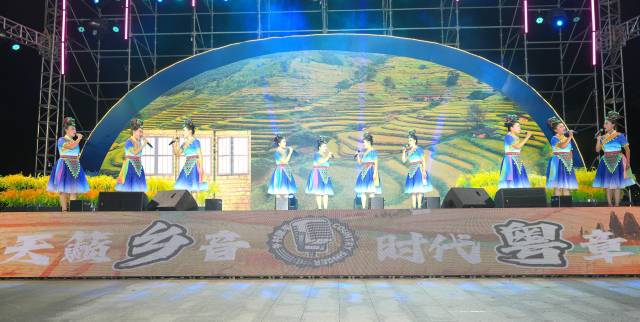 九歌组合演绎《铜铃悠歌》。  