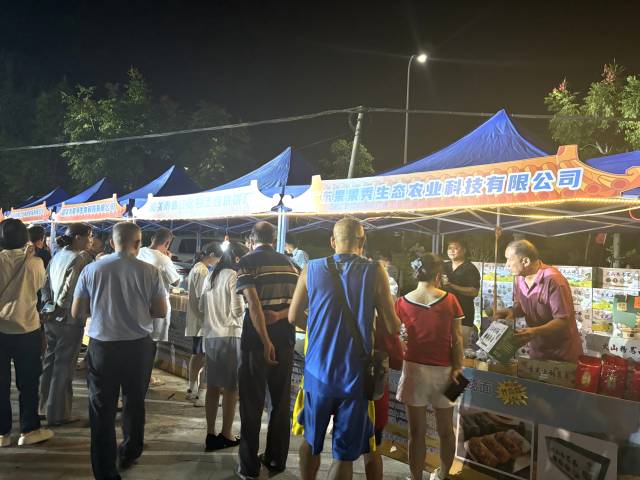 农特产品展区人气足。  