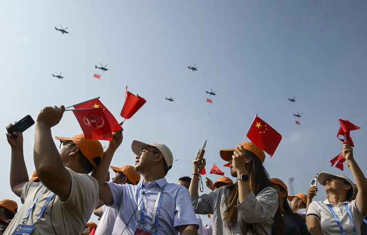 　　2025年9月3日，纪念中国人民抗日战争暨世界反法西斯战争胜利80周年大会在北京隆重举行。这是观众拍摄空中护旗梯队通过天安门广场。新华社记者 李安 摄