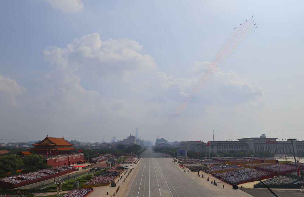 　　2025年9月3日，纪念中国人民抗日战争暨世界反法西斯战争胜利80周年大会在北京隆重举行。这是空中梯队接受检阅。新华社记者 刘续 摄