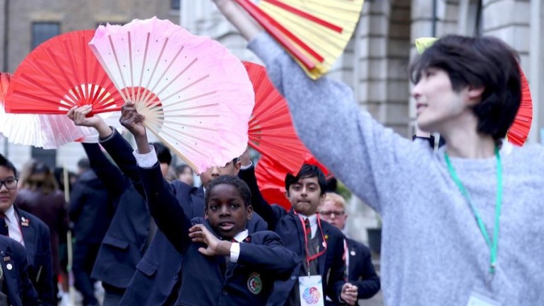 Students in UK wowed by time-honored cultural treasures of China