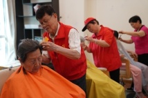 82岁饶叔的理发“生意”| 视界