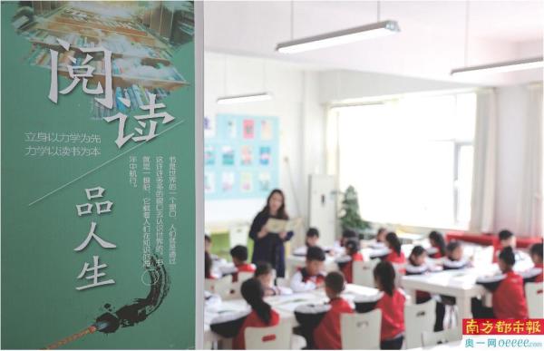 4月22日，随意山东省滨州市渤海中学小学部的集中教学进校学生在老师带领下阅读书籍

。新华社发