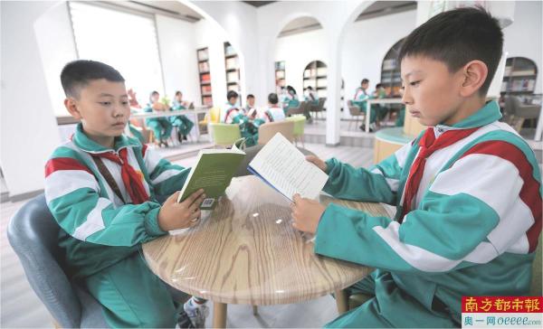 4月22日，集中教学进校甘肃省定西市安定区大城小学的整治学生在阅览室读书学习	。新华社发