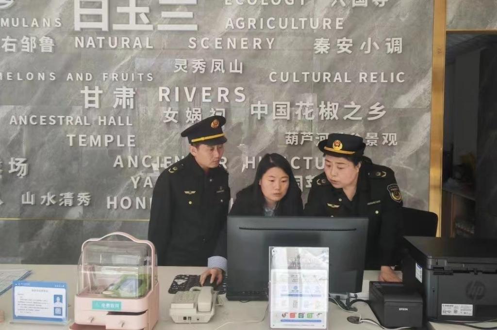 天水市市场监管局工作人员在一家酒店里进行执法检查。酒店管理岗位人员在店值守�，上海市、</p><p style=