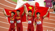 两广东飞人助力中国男子百米接力夺金,《年轻的战场》为他们响起 两广东飞人助力中国男子百米接力夺金,《年轻的战场》为他们响起