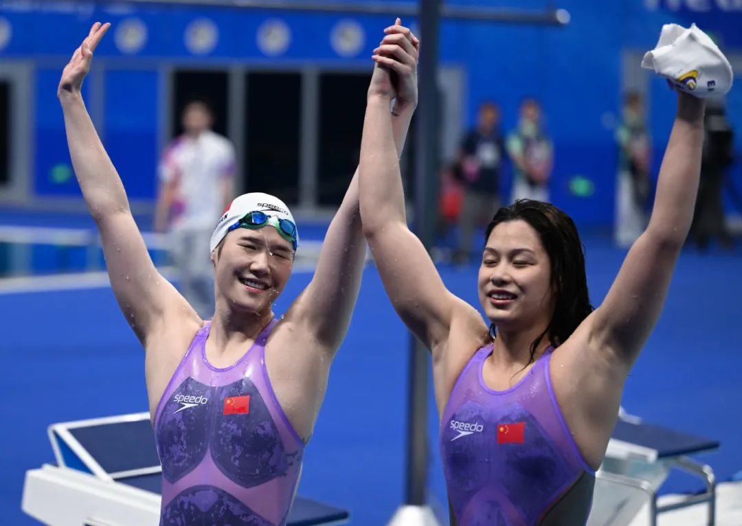 　　2023年9月25日，9月25日，中国选手余依婷（右）和叶诗文（左）在女子200米个人混合泳决赛后。余依婷和叶诗文分别获得冠军、亚军 图/新华社