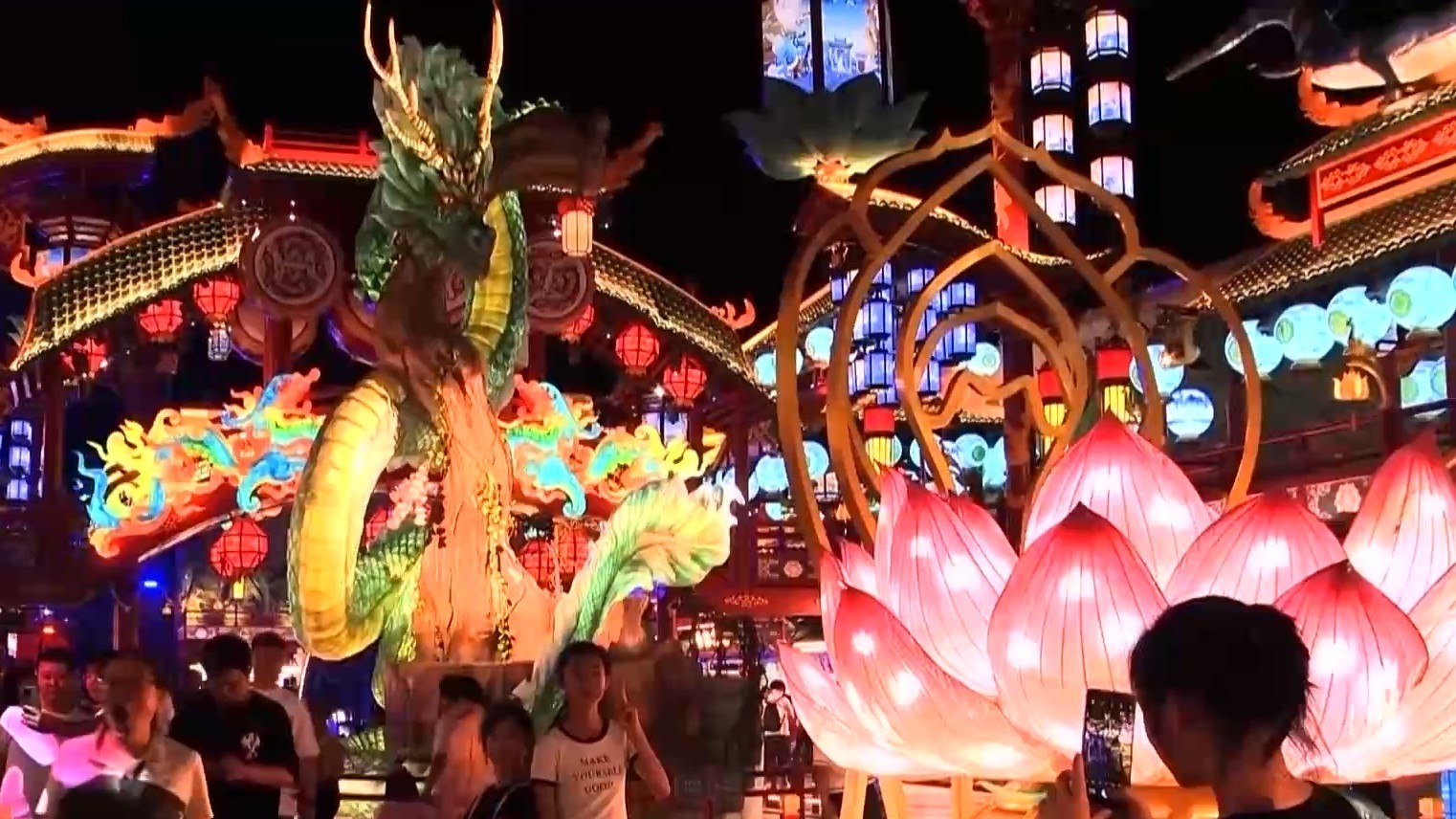 假期旅游热度持续 多地客流持续保持高位运行