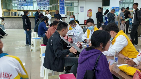 志愿团队在林芝市巴宜区开展义诊。通讯员供图