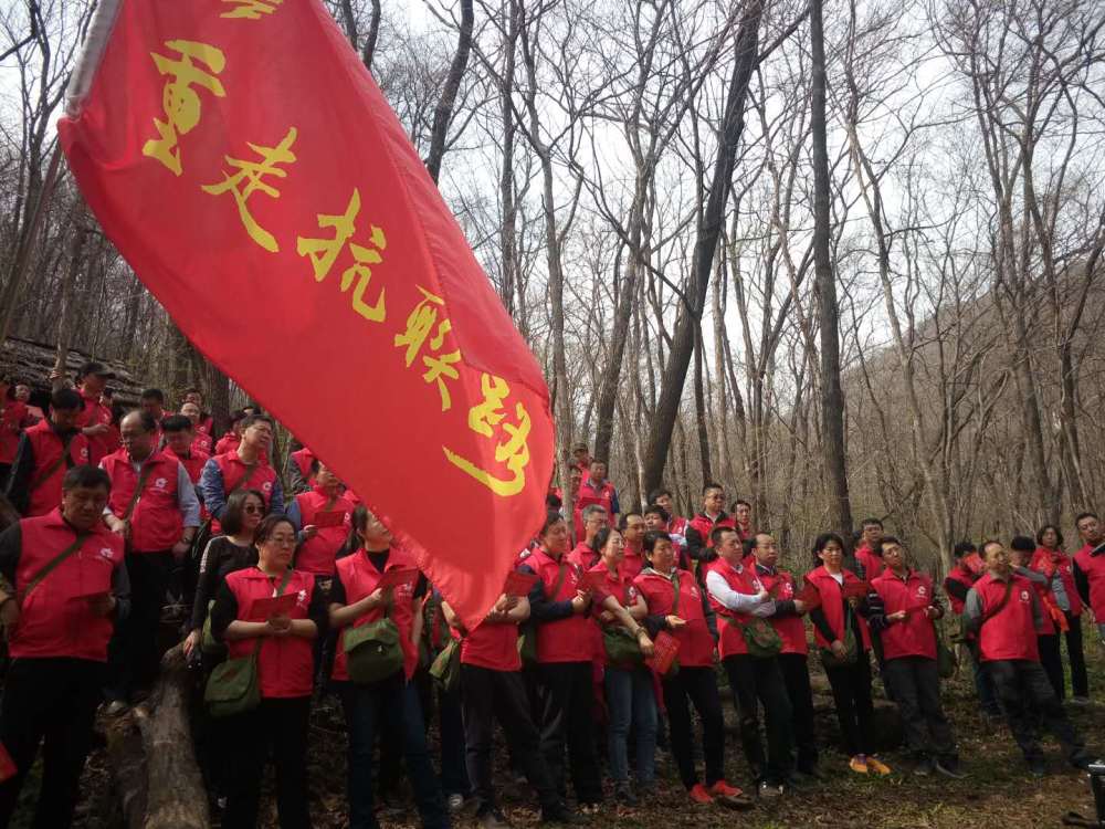 学员们寻访东北抗联密营遗址。（本溪满族自治县抗联史实宣教中心供图）